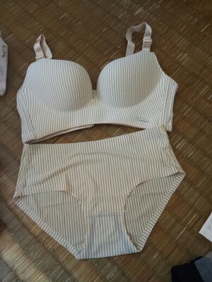 内衣聚拢效果挺好的，穿着舒适，洗了不褪色，简直就是良心卖家