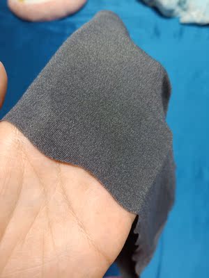 怀孕了  穿挂钩文胸太勒了，大号的又穿不住乱跑偏，看这个睡眠文胸评价不错，价格也合适，就买来试试了，料子很薄摸上去很舒服的那种，怀孕六个月了，穿上很舒服，也很透气  非常满意