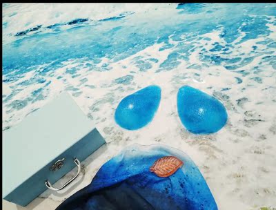 这个颜色真的是一点抵抗力都没有，我的真丝裙子我的毯子还有礼服，都是蓝色系，很梦幻，质量很棒，设计真的太科学了，赞，配了下衣服，是不会露出来的，先好评，等礼服穿了再来追加