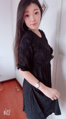 衣服不错。款式很好看，而且做工很好，上面的花花都是好多层的，很饱满！