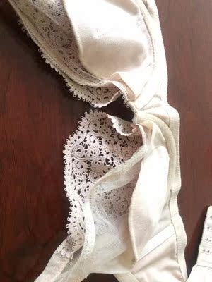 早知道我就买两件了，这样还能减30元。就是没有想到会这么合适，穿着很舒适。内衣女薄款，应该是超薄杯无海绵性感蕾丝内衣才对。虽然薄，但是中间还有一层网纱，前面还有蝴蝶结装饰，肩带是可以调节的固定肩带，弹性很好 穿着不会勒。背后是很时尚的四排三扣，显得很年轻。这个是软钢圈的，聚拢上托效果很好，比硬钢圈舒服多了。很信任这个店铺，因为店铺的动态评分都4.9以上的，客服服务又好，重要是物流很快。这点超赞的。