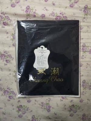 面料属于比较光滑的，有一点点透肉，和模特一样，里面搭配一个黑色内衣，就会有点小性感