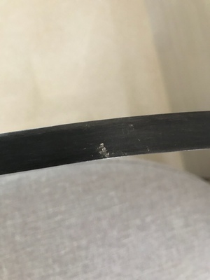 1.实物跟图片完全不是一个颜色 客服说是拍照色差 具体是不是色差 大家自己看照片吧。2.桌子不厚实 地下是空的 不是整块厚板 3.整体晃动感比较强 感觉支架会散 不小心碰到一下角都感觉会断。4.表面的油漆是那种哑光的封闭漆 比较厚 不像图片那样木头的纹路清晰。5.到底是不是进口白蜡木暂时不能确定 不过木头是实木。6.铁的那把椅子掉漆严重 不知道是物流原因还是什么原因，店家答应上门修补，不过暂时还没上门来。