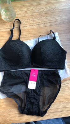 内衣收到了，内衣质量挺好，颜色款式也是我喜欢的，价格还便宜，下次赶上活动再买一身，一直都在穿都市丽人内衣，之前都是实体店买的，这次旗舰店买的，好品质，值得信赖，以后就在网上买了，直接寄到家方便，哈哈😄