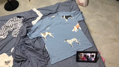 M也太大了吧,我男朋友182的身高都能穿,什么鬼,XXL简直无语了,拍照得站起来拍才能拍的进去 M也太大了吧,我男朋友182的身高都能穿,什么鬼,XXL简直无语了,拍照得站起来拍才能拍的进去