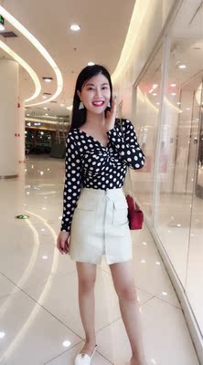 百搭的波点,很喜欢。特别显瘦,V领设计很好,闲的脖子长,适合上班族的美女。 百搭的波点,很喜欢。特别显瘦,V领设计很好,闲的脖子长,适合上班族的美女。