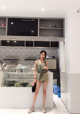 忒性感的裤子，是我喜欢的风格，大爱这家店呢，质量做工也不错，衣服还挺特别的，基本不会撞，一百分