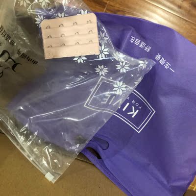 被我妈不知情地剪了标签  嗯 只能说跟我姐之前在实体店买的不一样吧  同样的B杯 结果多了一个凸型 特地问了旗舰店也说这款没有凸型 然而店家一直说自己是正品 不懂是旗舰店更新了？还是存在仿制品。这个价位偏贵所以更在意细节 给中评是不想被打扰