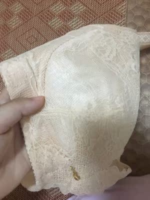 内衣不错，拿到试了一下，很舒服，一点都没有压力。也很贴身，下水洗了，没有掉色。总体满意！夏天穿起透气！不得不说内衣实在太好穿了，可以穿着睡觉，一点都不会感觉不舒服，穿在里面也很有型，已经推荐给好友购买了，还会回购的