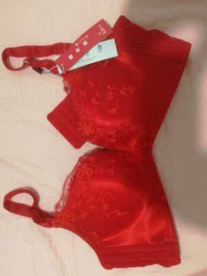 胸罩已收到，我老婆非常满意，尺码也标准，给五星好评，如果能配到短裤就完美了。