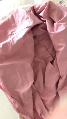 没有想象中的舒服，穿上舒适性感觉一般，面料容易皱，一点水滴上去都特别明显，性价比不高总体。