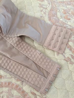 实物颜色是这样的，挺好看的，型很好，小胸不空杯。防滑的，卸下肩带穿也不掉，很隐形。满意。