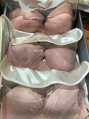 99活动力度很大，买了那么多实付才301多几毛，太划算了吧，商场里最多买两套的价格在这里可以一次性买到爽。包装很漂亮，送人都没问题的，谁还不是个体面人了？（嘎嘎嘎）内衣是每套独立包装的，罩杯下面有垫塑料罩子，防止运输过程中变型，这点很贴心仔细了，要表扬一下。睡衣居然比图片上好看很多，看模特图觉得实在一般，实物还挺有质感的，颜色和花纹也很高级。内衣都是无钢圈的，我平时穿有钢圈的日系文胸居多，内外的无钢圈上身挺舒适的。尺寸确实偏小，我75b穿M下围有点紧，但是穿L罩杯又太空了，所以还是M最合适，有点紧但是不难受。