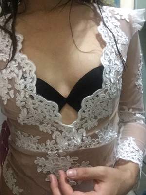 很久沒給過劣評，領口不貼胸，兼領過低，怎穿，然後穿第一次拉鏈就壞， 130元我當丟進海