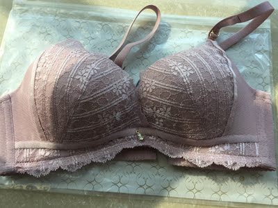 没有买过这个牌子 到手的吊牌上写着制造商是曼妮芬?看介绍图片无钢圈 想着舒适度应该不错 买来试试 到手颜色有点色差 没有图片上那么亮 但能接受 试穿下 大小正好 舒适度惊艳了 包的很好却又不勒 上薄下厚 很聚拢 显胸大… 没有买过这个牌子 到手的吊牌上写着制造商是曼妮芬?看介绍图片无钢圈 想着舒适度应该不错 买来试试 到手颜色有点色差 没有图片上那么亮 但能接受 试穿下 大小正好 舒适度惊艳了 包的很好却又不勒 上薄下厚 很聚拢 显胸大…