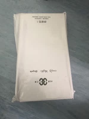 快递真的到的很快 简直太给力了 这个内衣真的好小清新 好美腻 很薄 很适合夏天 背后的排扣只有两排 感觉不是很能收副乳 但美貌值很高 但是上面的线真的有一点点压胸 不过不是很影响穿着感受 毕竟线也很短 只有一小段
