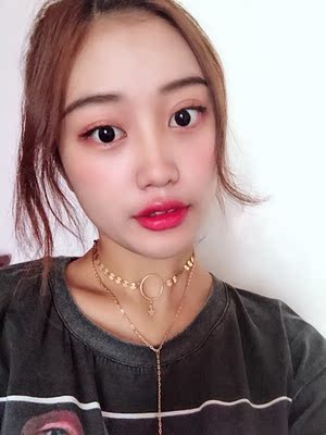 刚收到就迫不及待的戴上试啦～随便拍的图 项链实物超美的 质量也是很ok 当然还可以戴上它去蹦迪～哈哈哈 下次配个合适个衣服给你们追评哦！买买买！重点是很便宜！