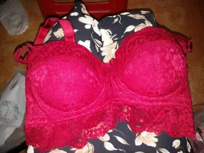 买了三套，红色这套最跟价格匹配的了，款式好看，穿上很聚拢，做工精细，料子也选用适当，穿着舒服，很满意，希望穿久也能舒适，不会勒胸哟，棒棒哒！物流很快，包装盒很高档，有好的产品继续捧场。