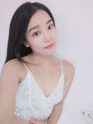 纠结了一下最后买了白色的，收到穿上挺满意的，白色穿起来显白，清纯，材质舒服，蕾丝部分也是软软的。