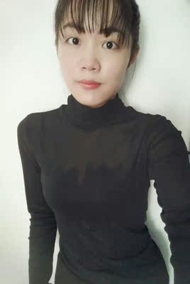 质量挺不错的，然后真的有点小性感，哈哈！搭外套也好看，洗过没掉色，没有多余线头，不错！下次入手其他款！