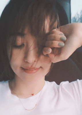 无意间看朋友圈有人发Ahkah的小红心就喜欢上了 正巧朋友在淘宝找代购买过 就让他推荐了这家店铺 拿到手第一感觉好精致 带脖子上特别显白 可爱又性感 真的超级喜欢