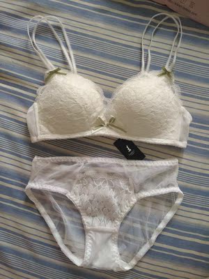 这件白色的真的好好看呀，特喜欢，清新唯美的感觉，蕾丝也不扎肉，下厚上薄显胸，虽然无钢圈，但是一点不影响塑形哦，还不会感到勒。今年不止一次在这里买了，性价比非常高，穿着舒适，以前买的内衣都不爱穿了。