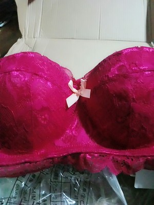 内衣我清洗了，没有掉色，也没有变形，也没有其它的味道 真的很好，关键是我去玩的时候都没有跑位的现象，穿起来感觉真的很棒，推荐给朋友。，做工这看起来真的超级精细，蕾丝很好看的，我很喜欢这种类型的，而且试穿的时候真的很不错，没有刚圈的束缚整个肩膀都放松了