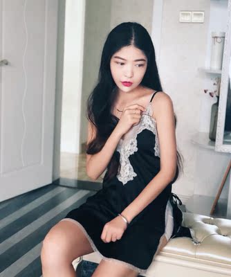 宝贝收到了 试穿了下裙长 长度到大腿 蕾丝花边是灰色的比纯白色的蕾丝搭配起来不突兀一些 舒适度还好 胸小的可以穿件文胸 比较性感（第一次穿这么性感的睡衣） 目前还算满意的&hellip;&hellip;&hellip;