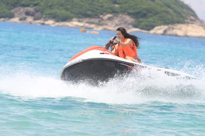 和男朋友去三亚玩,三亚湾的水太美了,这个颜色清新可爱,坐摩托艇的时候比较方便,穿比基尼比较合适撒 和男朋友去三亚玩,三亚湾的水太美了,这个颜色清新可爱,坐摩托艇的时候比较方便,穿比基尼比较合适撒