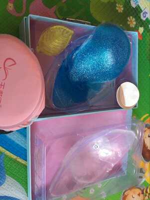 急用加急发的空运，让客服简装了，第二天就到了，发货及时。2款替换礼服都比较透，个人偏爱蓝色，两个都买了一对。