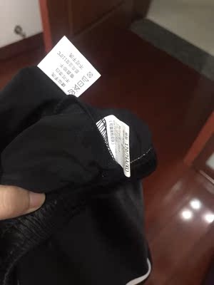 裤子前后都有标签还是一模一样的，很无奈