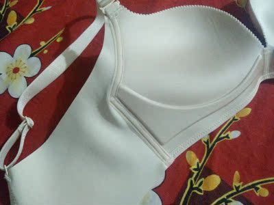 布料光滑，折后没有痕迹，无钢圈但是非常的有型，真的很棒，手感很好。包装非常仔细、严实，物流公司服务态度很好，运送速度很快，很满意的一次购物。款式与描述的一致，无可挑剔，型好，面料柔软光滑，摸起来滑滑凉凉的不输实体店的质量。实体店这样的质量要双倍的价钱多，内衣水洗都不会掉色关键是没有刺鼻的气味，价格便宜实惠，最喜欢的是它的聚拢效果和它的设计很好看，客服的服务态度也特别好，颜色挺好看的，厚度适中，大爱~