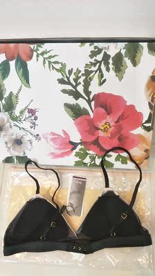 这款不论搭配哪种吊带裙或者露背的服装，哇塞那个身材，美背美肩瞬间得以展现，夏季选这款内衣穿戴真的是适合不过了，首先它的罩杯厚度适中，穿上后的稳定性也稳固，不像平常内衣一样动不动就需要移位调整，穿一天下来我几乎都是不用怎么调整的，内衣确实值得点赞，设计精巧简约时尚，赞赞赞赞！