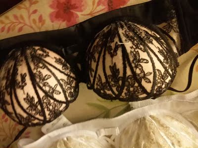 很满意呀，看评论说会偏小一点，其实没有呢，很适合，很喜欢。聚拢效果很好，最近在减肥，等胸围小了再来买