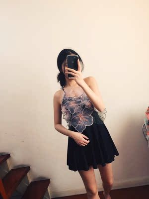 完美完美！随手一拍，一心想着试衣服其他什么都没管了，请忽略凌乱的背景，回到主题，发货快，运输也快，快递服务也很好，衣服质量好款式好，布料舒服，弹性好，不会起皱的那种，像我这种小个子的人能买到这么时尚又合身又漂亮的衣服算是万里挑一了，一直觉得本姑凉是个平胸嫂嫂生怕胸围会穿不出世面，因为我是个很保守的人，所以生怕生怕，没想到既然也很完美，没有配胸贴也没有采取任何护胸措施，就这样直接穿，既然没有显得胸前夸张，也不是空空如也的那种，个人觉得不但时尚而且穿得也大方，不是飞机场也没有余肉肉，这衣服设计太好了，喜欢游泳的人应该都适合这种泳衣，版型好又修身，又无论胖瘦都能穿，店家卖这样的衣服发财就是眼前的事，祝店家生意兴隆！