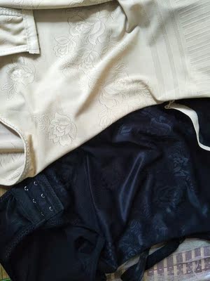 看着好小，但是穿在身上一点也不觉得勒，摸起来滑滑的凉凉的，看着那么多的好评，拍的时候心里还是有点忐忑，不过没让我失望，就期待效果了，后面还会追加的。想买的宝宝们，看上了不要犹豫，不比一两百的差。