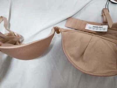 这个图片上很好看,但是实际上到处是线头,里面这是什么鬼,让我一个从来不给差评的人忍不住跪了,这个布料看起来就是十几块钱吧,摸着一点都不舒服,还有味道,这个是不是随便给发的货呀。 这个图片上很好看,但是实际上到处是线头,里面这是什么鬼,让我一个从来不给差评的人忍不住跪了,这个布料看起来就是十几块钱吧,摸着一点都不舒服,还有味道,这个是不是随便给发的货呀。