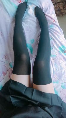 袜子质量非常不错！弹力也很强！另一双帮男闺买的也完全穿得下！穿起来很舒服，略微有点透肉的感觉，透气度也还不错，没有破损的地方，就是不知道会不会勾丝什么的。如果好的话下次还会来买的！~\(≧▽≦)/~