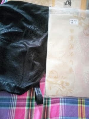 束身衣收到了，急切的打开包装，很快试穿了一下，刚开始有点紧还以为是买小了，再看看图片提示，继续穿，特别有弹性，穿着舒服，很是感谢店家的推荐，说实话，比以前买别家的好多了，这样再也不怕肚子肉肉了。真心感谢店家，快递公司小弟服务态度好，。