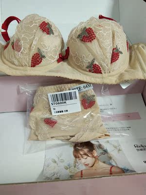 超级美,手感也很好,小草莓好嫩,刺绣好精致。 超级美,手感也很好,小草莓好嫩,刺绣好精致。