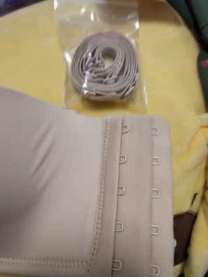 很棒，第一次买这种防滑的 试了试还不错，还特意蹦了蹦也没掉，还随带了肩带 侧边5个扣不错，中间有一点小问题客服也很积极的解决，态度很好的