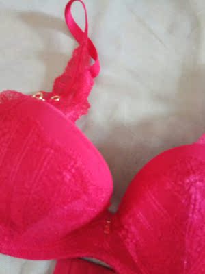 内衣好漂亮没有色差！聚拢效果很好，没有胸器，选的厚杯，非常适合，穿上一点也不勒，很舒服，网购过最好穿的内衣了，以后有需要再回购！好评！内衣好漂亮没有色差！聚拢效果很好，没有胸器，选的厚杯，非常适合，穿上一点也不勒，很舒服，网购过最好穿的内衣了，以后有需要再回购！好评！