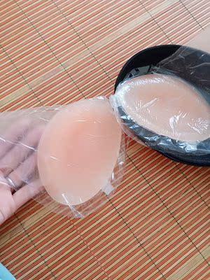 没有味道，快递非常给力，后天拍婚纱照有用的了，很开心。小胸新娘的福利哦！还没用，拍过婚纱来评哦。