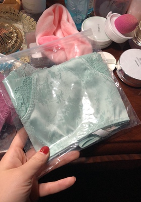 之前就买了他家的内裤,特别的好,应该不是纯棉的,但是穿着舒服,以前买的面料会觉得太有弹性要么太过去松垮,不亲肤。今天是三十,祝大家新春快乐!!他家号码大,建议买小一号 之前就买了他家的内裤,特别的好,应该不是纯棉的,但是穿着舒服,以前买的面料会觉得太有弹性要么太过去松垮,不亲肤。今天是三十,祝大家新春快乐!!他家号码大,建议买小一号