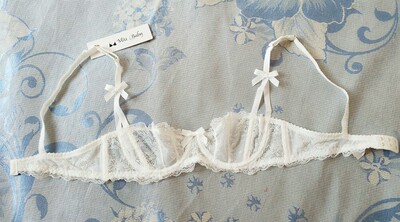 半杯文胸实在太漂亮了，蕾丝的面料很舒服，不扎人，肩带小蝴蝶设计的很漂亮，很喜欢，赞