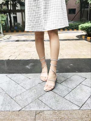 鞋子收到就试了噢 上脚好看的呢 仙仙的一款~今年流行这种鞋子呢 做工挺精致的 质量也挺不错的 喜欢噢~去公园溜达了一圈，刚开始有点不习惯，毕竟新鞋，穿了一会儿就好了，鞋子真的很舒服，一点也不勒脚，希望这样的良心商家越做越好吧！下次再来光顾