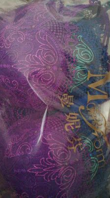 颜色虽然很艳俗，但是价格算便宜的了，屯了几件冬天穿，反正就穿那几个月差不多了，要是后续觉得好穿舒适的话会一直买这个牌子了，感觉大多数还是贵的，目前用的歌瑞尔的性价比稍微便宜一点，感觉都是少女系的吧，年纪一过得看舒适度来买东西了。