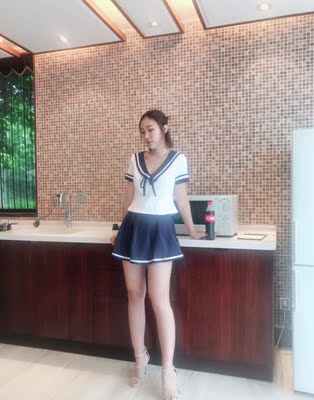 很漂亮，刚好合适，质量不错，重点是款式大爱，显身材凹凸有致，而且颜色跟图片一样，