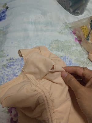 裤子是破的，衣服领子很硬，有点磨皮肤，泳衣不聚拢，穿着有副乳，客服态度还超级差，就是那种你爱买不买的样子。问他质量问题可以退换吧！也不理人了，所以只好收下，一百多块钱的衣服，质量还这么差，不值得购买