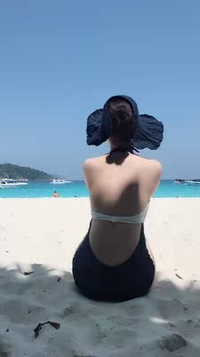 昨天收到货，今天就迫不及待的，穿上出去玩了。泳衣质量不错，款式好看，老公说穿上很性感。